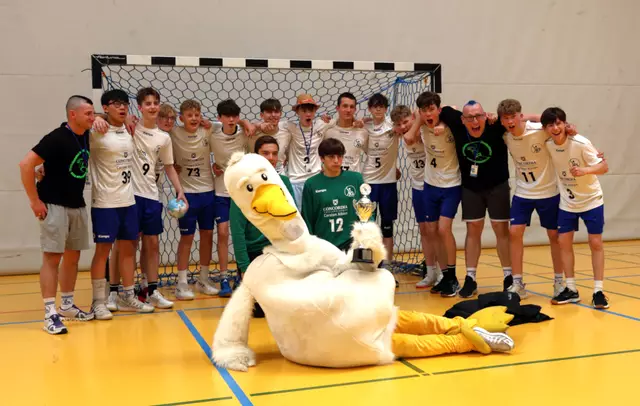 Die B-Jugend der HG Winsen - mit Winsens Maskottchen Luhi - wurde Zweiter | Foto: cc