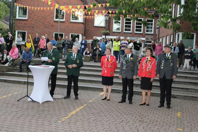 Reinhard Pape (v. li.) und Adolf Wübbe vom Schützenverband Nordheide und Elbmarsch zeichneten Nicole Schmidt, Horst Neben senior, Gunvor Heuer und Alexander Jost aus | Foto: ce