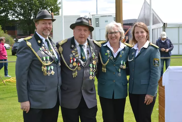 Die Vorstandsmitglieder des Schützenvereins Heidenau (v. li.): Michael Schönemann, Olaf Bruns, Präsidentin Anette Randt und Stephanie Martens | Foto: bim