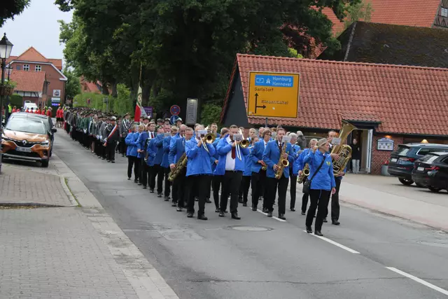 Das Blasorchester MTV Salzhausen unter der Leitung von Raphaela Backhaus-Olbrich begleitete die Schützenumzüge durch Salzhausen musikalisch | Foto: ce