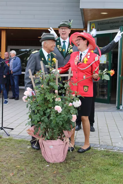 Ehren-Oberst Günter Jost (li.) kürte Maj-Britt Koch als Rosenkönigin. Oberst Jürgen Meinberg gratulierte | Foto: ce
