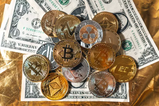 Statt unübersichtlich Hunderttausende Euro zu investieren, können Sie rein theoretisch auch ein Eigenheim mit Bitcoin kaufen. Hier braucht es nur wenige Token, um die Gesamtsumme aufzubringen. Das ist einerseits übersichtlich und praktisch, bringt eine klassische Investition wie Immobilien aber auf Konfrontationskurs mit relativ neuen Assets. Kann das gutgehen?