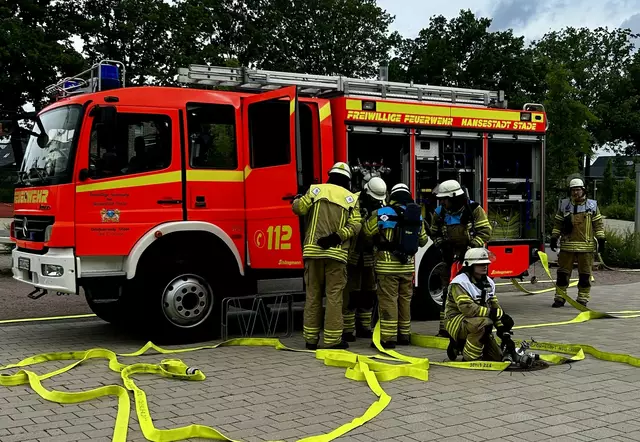 Brandbekämpfung und Löscharbeiten waren Teil der Ausbildung | Foto: Kolja Michaelsen/Feuerwehr Stade