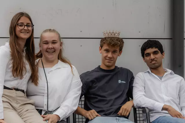 Station Bushaltestelle mit (v. li.) Charly, Neele, Marten, Sukhrajdeep   | Foto: Annika Schumacher