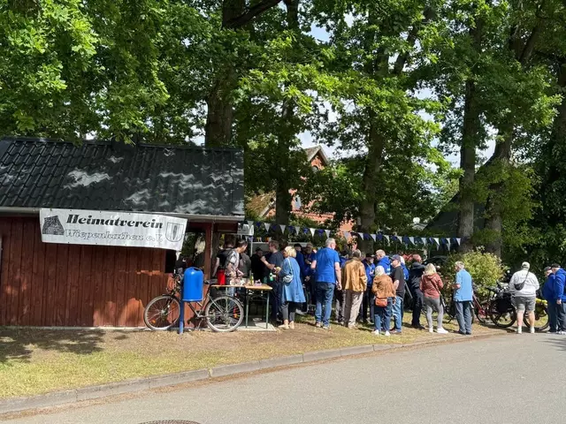 Reger Andrang auf dem Dorfplatz Wiepenkathen | Foto: Heimatverein