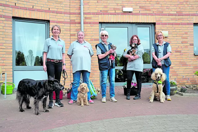 Die Johanniter-Besuchshundegruppe (v. li.): Anke Wehber mit Chico, Gabriele Behrens mit Hermine, Helga Totz mit Jette, Stephanie Kunst mit Chaya und Magret Eckhoff mit Karlson  | Foto: sc