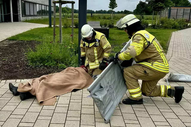 Auch der Umgang mit Verletzten wurde erprobt | Foto: Kolja Michaelsen/Feuerwehr Stade