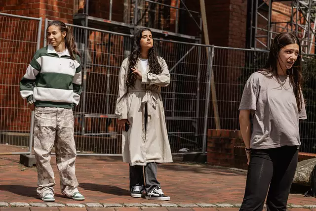 "Caroline von Braunschweig - ST. Petri Kirche" mit Anabela (v. li.), Lorin und Mina 

 | Foto: Annika Schumacher