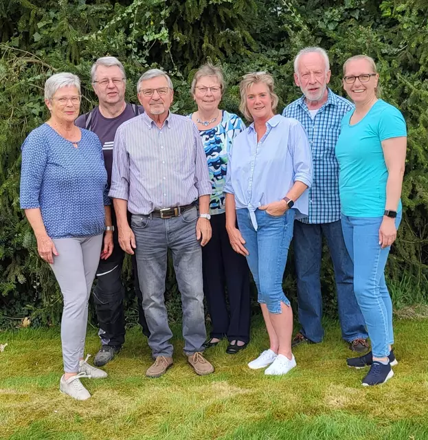 (V.l.) Veronika Schwarz (Schatzmeisterin), Manfred Lorenz (Beisitzer), Ingo Pape (1. Vorsitzender), Marion Jobmann (2. Vorsitzende), Susanne Trixi Grahle (Schriftführerin), Dieter Heick (Beisitzer), Nadine Skrypschak (Beisitzerin) | Foto: DRK-OV Ramelsloh