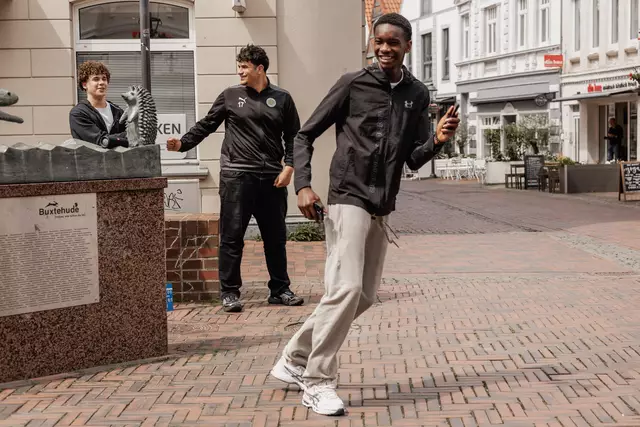 Station "Hase und Igel - Quizshow" mit Marley (v. li.), Asad und Alassan  | Foto: Annika Schumacher