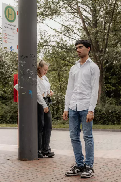 Station Bushaltestelle mit Neele und Sukhrajdeep  | Foto: Annika Schumacher