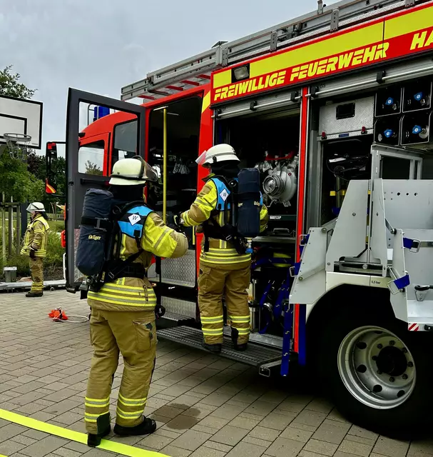 Mit spezieller Ausrüstung wurde für den Ernstfall auch Teamarbeit und das ruhige Handeln unter Belastung geprüft | Foto: Kolja Michaelsen/Feuerwehr Stade