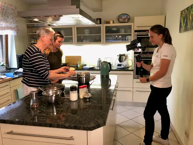Gretel Blume (v. li.) und Lisa Wrogemann werden beim Kochen von Cheyenne Skrzekowski gefilmt | Foto: Nicola Kaatz
