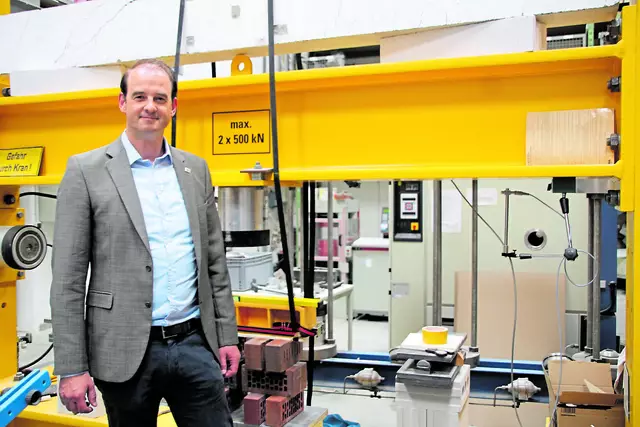 Prof. Pfeiffer zeigt einen Prüfrahmen, mit dem z.B. Stahl-Beton-Balken unter die Lupe genommen werden können Fotos: wd