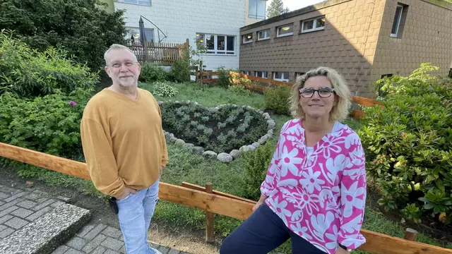Volker Schulz (stellvertretende Heimleitung) und Susanne Schütt (Pflegedienstleitung) kümmern sich mit viel Engagement um sämtliche Belange der Bewohner  | Foto: sf