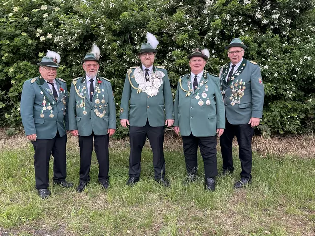 Die Majestät Robert Peters (Mi.) mit seinen Adjutanten (v.li.): Hans-Jürgen Schulz, Uwe Sievers, Olaf Müller, Helmut Lindackers | Foto: SV Meckelfeld