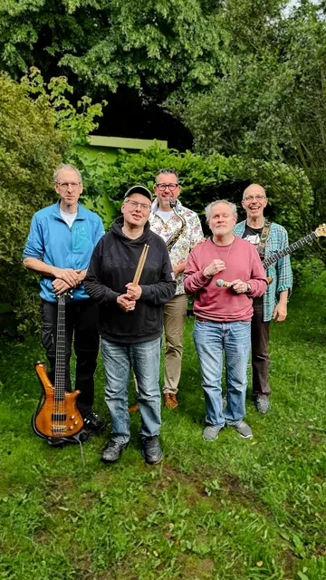 Das ist "Cool Mountain" (v. li.): Carsten Lütjens (Bass), Friedrich Hahn (Schlagzeug), Till von Rennenkampff (Saxofon), Thomas  Gohr (Gesang) und Stephan Ebel (Gitarre, Gesang)  | Foto: TvR