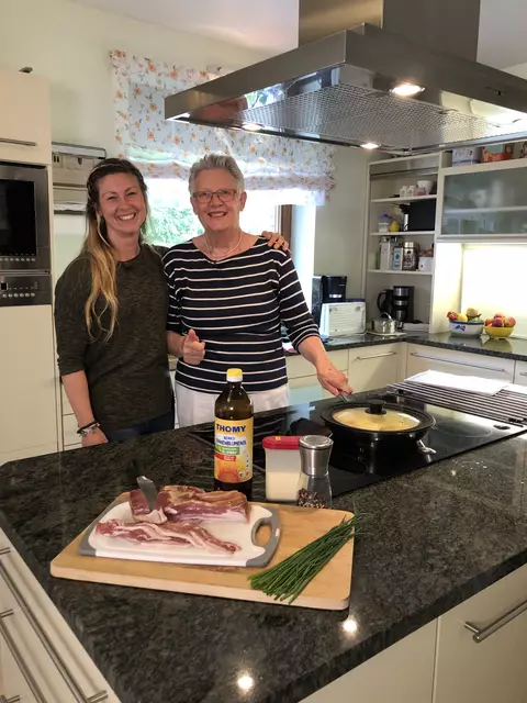 Lisa Wrogemann (li.) und Gretel Blume kochen gemeinsam "op platt" | Foto: Nicola Kaatz