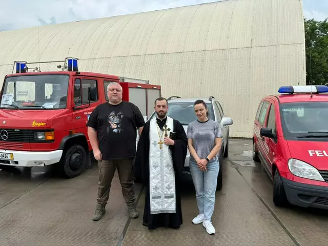 Spediteurin Liliya Makuh und ihr Ehemann Rostyslav mit dem Priester nach der Segnung der gespendeten Fahrzeuge | Foto: Grischa Kaflowskyi