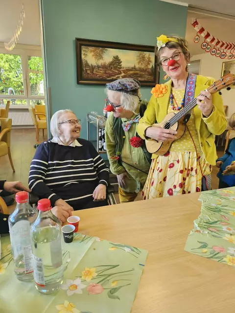 Das Clownduo unterhielt die Bewohner am Jubiläumstag. Ingeborg Beier freute sich über die Darbietung  | Foto: Seniorenheim