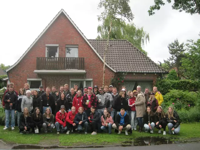 Die fleißigen Pfingstbaum-Pflanzer | Foto: Mügge