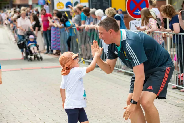High Five beim Kinderlauf | Foto: Martin Elsen
