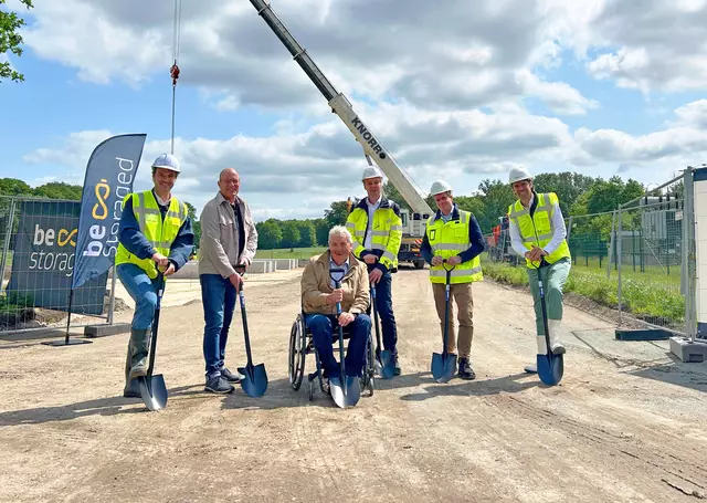 Zum symbolischen ersten Spatenstich vereint: Uwe Arndt, Bürgermeister der Gemeinde Ahlerstedt (Mitte vorne) mit den Verantwortlichen von be.storaged und Terra One | Foto: EWE