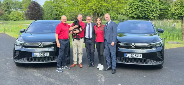 Bei der Fahrzeugübergabe (v. li.): Stephan Kutscher, Paul Crispin, Oliver Bohn, Ana Pages Preuß und Kalle Hintmann | Foto: Autohaus Kuhn + Witte