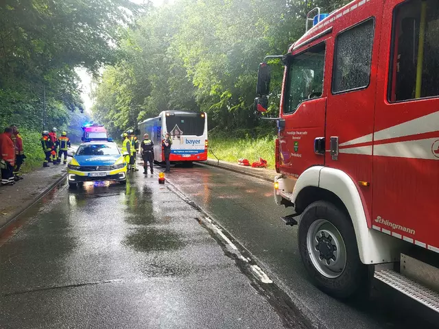 Einsatzkräfte der Polizei und der Feuerwehr sichern die betreffende Stelle ab  | Foto: A. Feldtmann