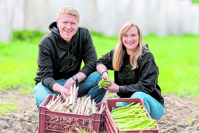 Christoph und Judith Werner freuen sich über Top-Qualität beim diesjährigen Spargel | Foto: Jörg Struwe / picselweb