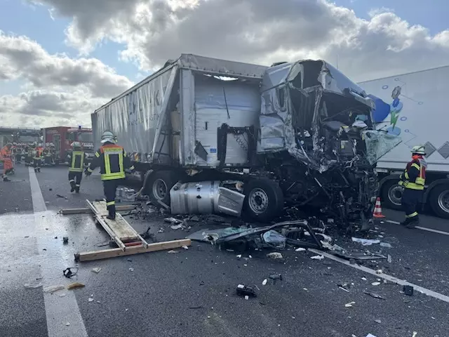 Einer der verunglückten Sattelzüge auf der A1 in Richtung Bremen | Foto: Polizeiinspektion Verden