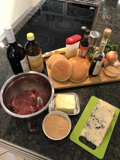 Zutaten für den Wildburger mit Rotweinsauce | Foto: Nicola Kaatz