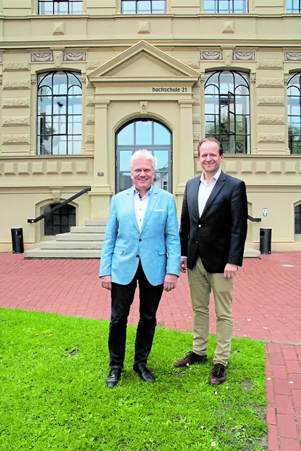 Der Hochschulpräsident Prof. Ingo Hadrych (li.) und der Geschäftsführer Marcus Hübner