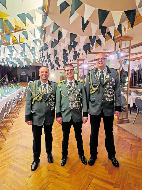 Von links Adjudant Dennis Steffens,König Andre Prink und Daniel Kosbab Von links Adjudant Dennis Steffens,König Andre Prink und Daniel Kosbab Steffens Adjutant