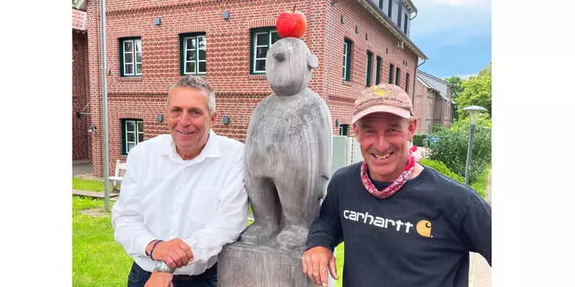 Bürgermeister Timo Gerke (li.) und Jonas Kötz mit der Apfelmännchen-Skulptur | Foto: SG Lühe