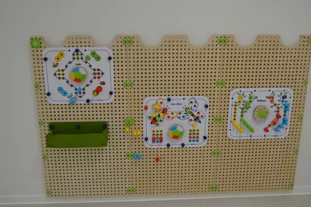 An vielen Wänden gibt es Geschicklichkeitsspiele, die von den Kindern gerne genutzt werden | Foto: bim