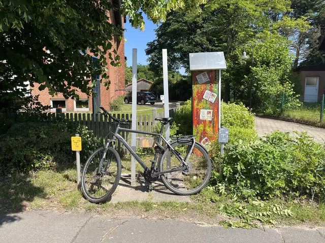 Die Reste des zerstörten Schaukastens und ein angeschlossenes Fahrrad | Foto: sra