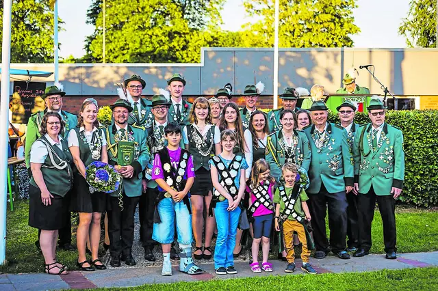 Die Würdenträger in Apensen mit ihrem Schützenkönig Andre Princk (6. v. li.) | Foto: Schützenverein Apensen