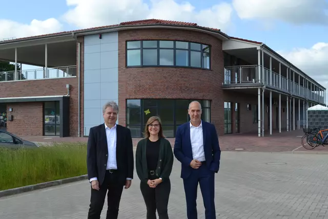 Vor dem wunderschönen Kita-Gebäude mit Rondell (v. li.): Samtgemeinde-Bürgermeister Dr. Peter Dörsam, Kita-Leitung Liza Hintz und Samtgemeinderat Stefan Walnsch | Foto: bim