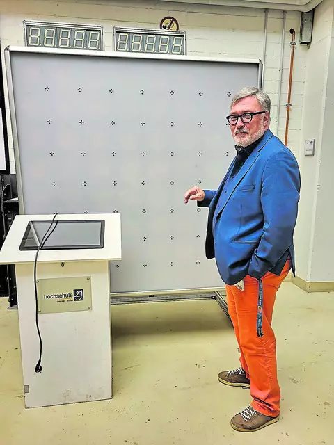 Prof. Thorsten Hermes vor einer Reaktionswand