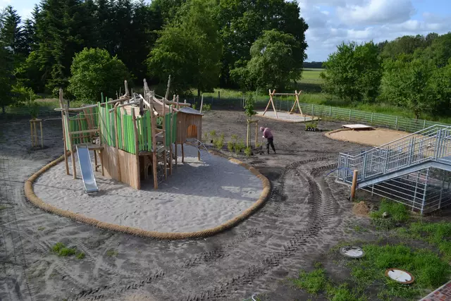 Der Spielplatz wurde unter dem Motto "Afrika" gestaltet mit geschwungenen Hölzern am Kletterturm | Foto: bim