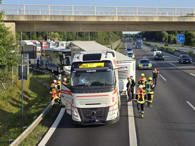 Der Sattelzug verlor bei Auffahrt auf die A7 seinen Sattelauflieger | Foto: Feuerwehr Seevetal