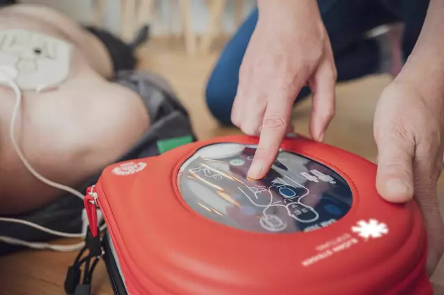 An den Schulen soll auch der Einsatz eines automatisierten Defibrillators (AED) geübt werden | Foto: Björn-Steiger-Stiftung