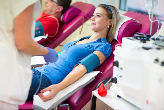 Blutspenden kann Leben retten – doch besonders während der Urlaubszeit wird die Blutreserve in vielen Krankenhäusern knapp | Foto: Adobe Stock/lightpoet
