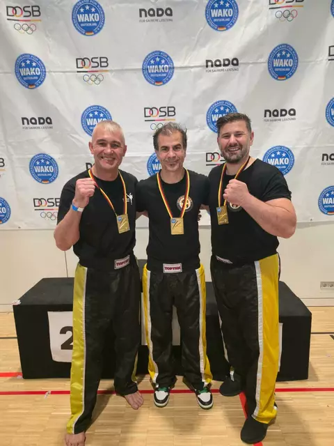 Freuen sich über ihre Meistertitel (v. li.): die Brackeler Kickboxer Valerij Cerednicenko, Achmed Nabo und Hakan Ayyildiz | Foto: Valerij Cerednicenko