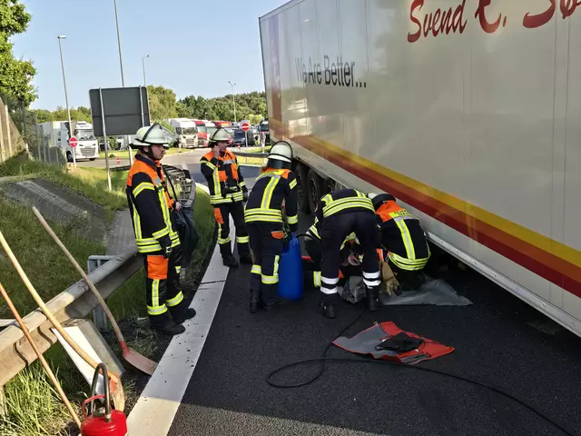 Die Feuerwehrkräfte pumpten einen beschädigten Dieseltank unter dem gelösten Sattelauflieger in einen Ersatzbehälter um | Foto: Feuerwehr Seevetal