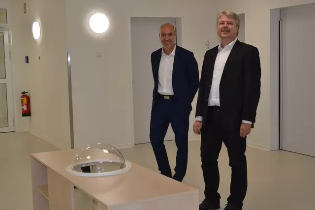 Zwei, die zu groß zum Astronaut-Spielen sind: Samtgemeinde-Bürgermeister Dr. Peter Dörsam (re.) und Samtgemeinderat Stefan Walnsch freuen sich dennoch über die kindgerechte Einrichtung | Foto: bim