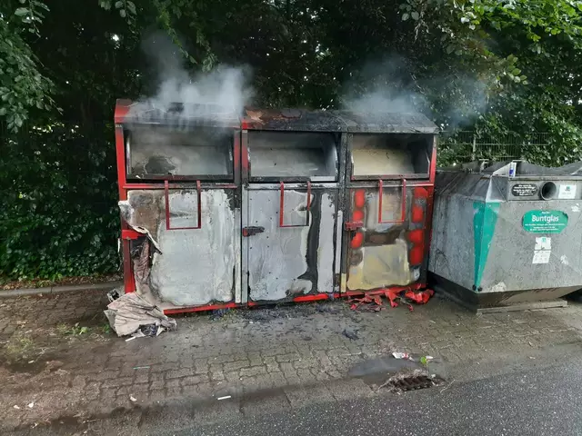 Die ausgebrannten Alltkleidercontainer | Foto: M. Dehmlow/ FFW SG Horneburg