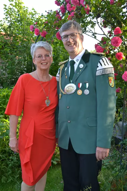 Das Königspaar: König Uwe "der Vollblutmusiker" Albers mit seiner Königin Andrea  | Foto: bim