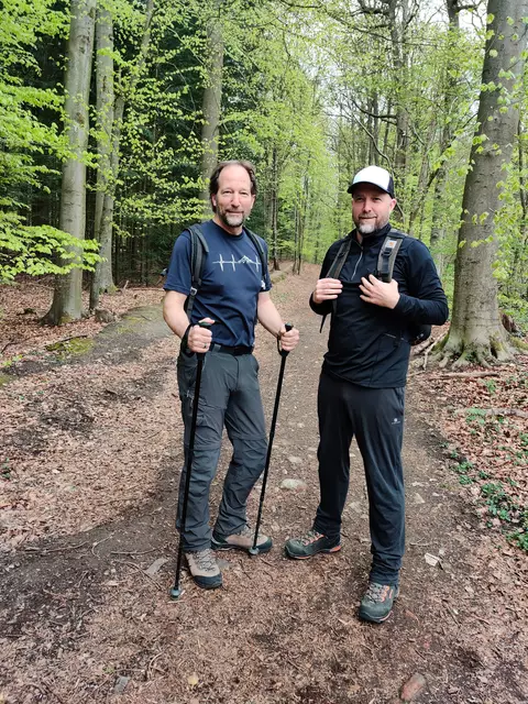 Jörn Bohnhoff (re.), ME/CFS-betroffener Vater, zusammen mit Bruder Marco beim Training für den Zugspitzmarsch mit dem Motto ‚Ihr treibt uns auf die 
(Zug-)Spitze‘.
 | Foto: Bohnhoff
